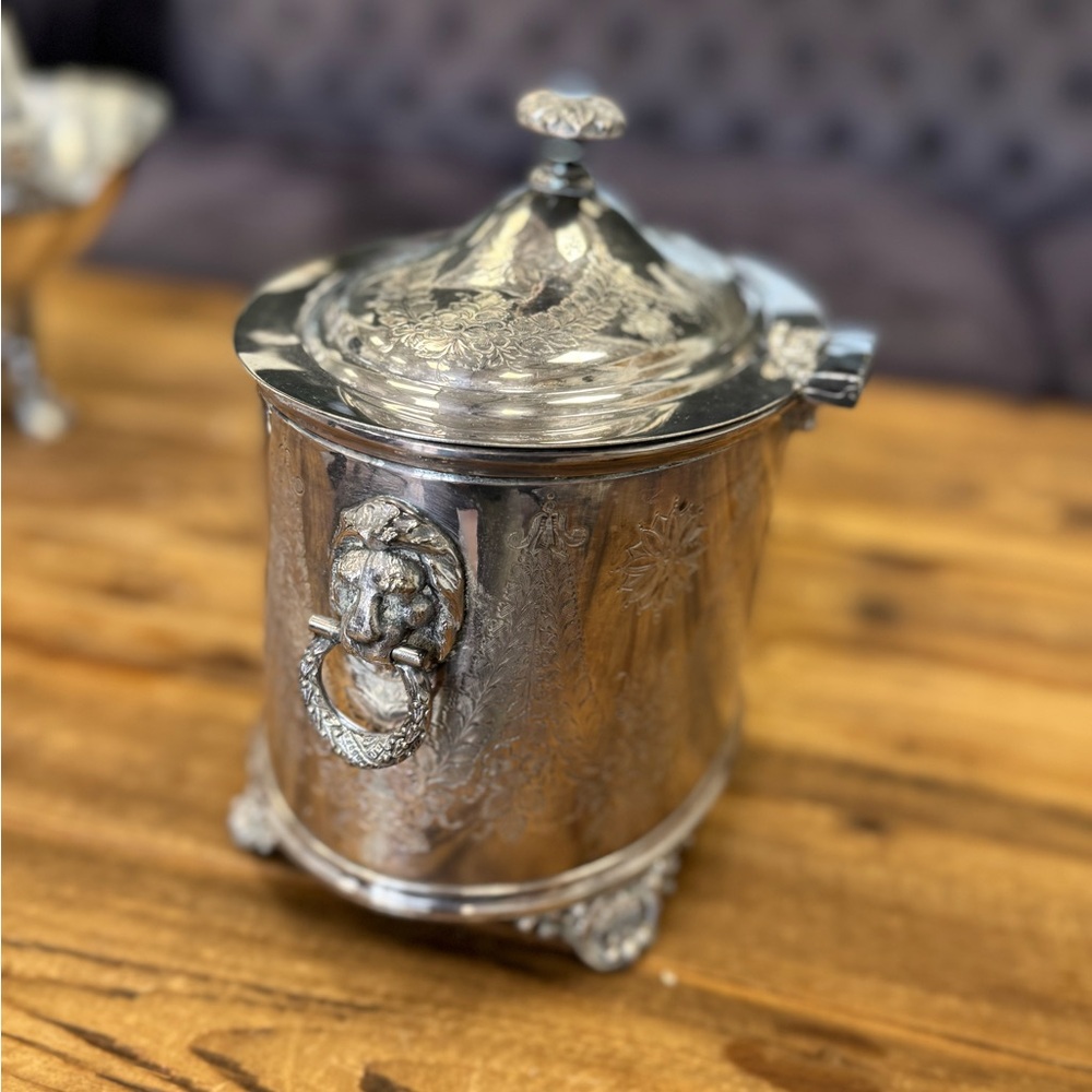 Stunning silver plated large footed bisc box with lions - Picture 12 of 17
